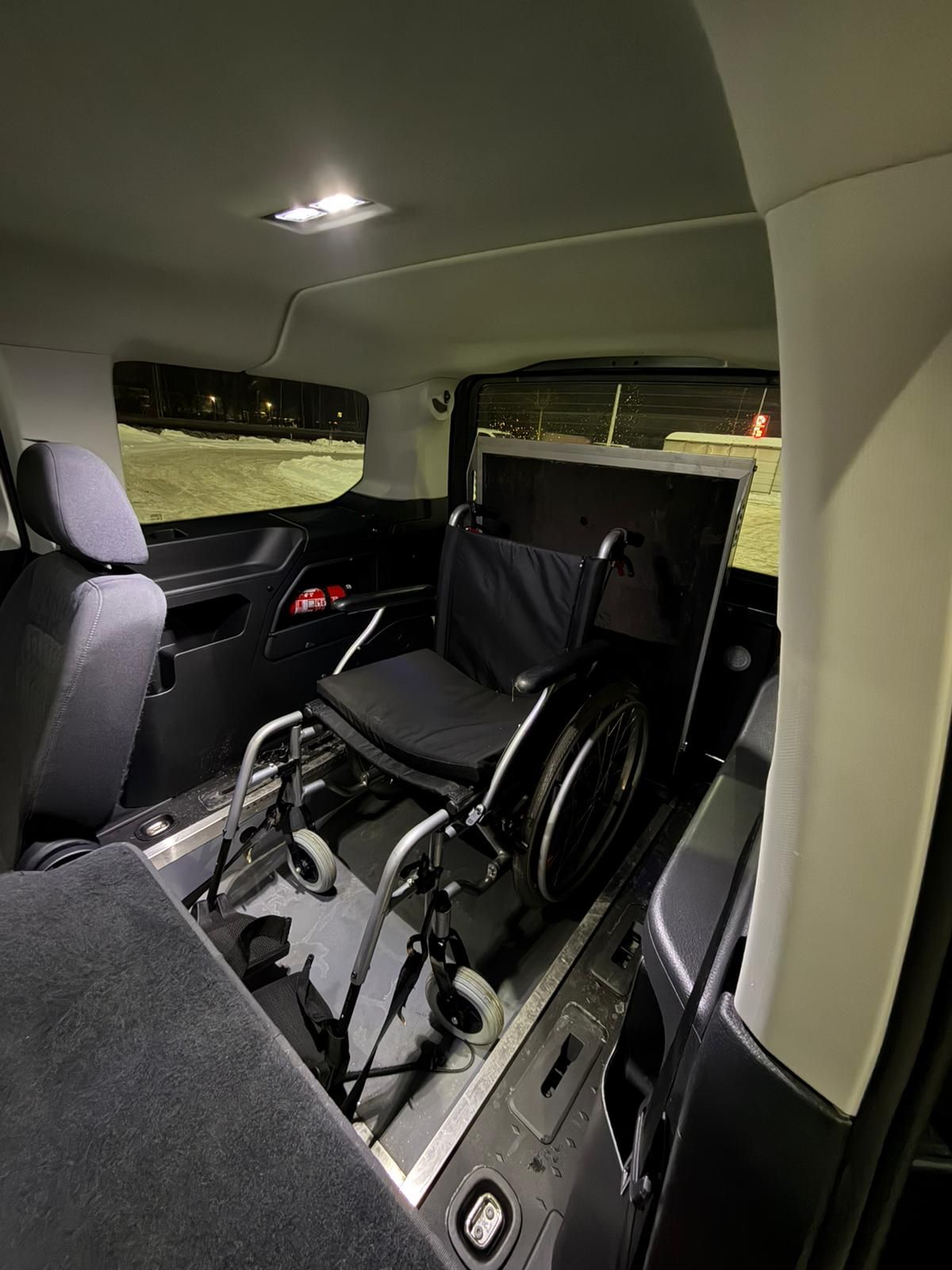 VW Caddy Vista viduje